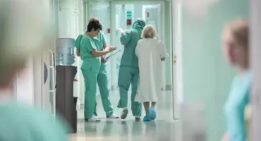 Polacy chcą limitu zarobków lekarzy? Wyniki nowego sondażu mogą zaskakiwać