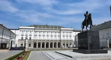 Alarm przed Pałacem Prezydenckim. Mężczyzna miał przy sobie broń