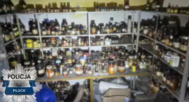 Setki słoików w piwnicy i chemikalia grożące wybuchem. Tajemnica domu w Płocku
