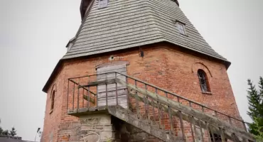 [WIDEO] Tu wystąpił Jerzy Połomski. Wiatrak w Bęsi z 1810 roku. Zapomniany zabytek Warmii i Mazur