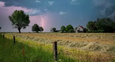 Alerty pogodowe I i II stopnia dla kilku regionów Polski. Burze z gradem i silnym wiatrem oraz zagrożenie powodziowe