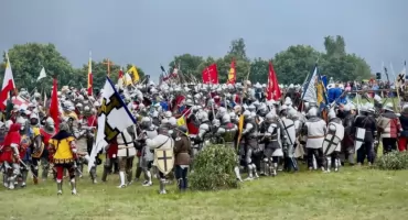 [WIDEO] Bitwa pod Grunwaldem 2026 mimo deszczu. Z kamerą wśród rekonstruktorów i turystów