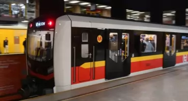 Groźny incydent w metrze. Wózek dziecięcy wpadł na tory, stacja zamknięta