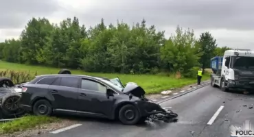 Toyota nagle zjechała na przeciwległy pas. Sekundy później doszło do koszmaru