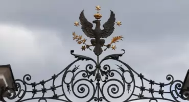 Po miesiącach znów patrzy na Krakowskie Przedmieście. Historyczny orzeł UW odzyskał dawny blask
