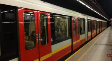 Plecak na torach metra sparaliżował ruch. Policja zatrzymała podejrzanego