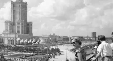 [ZDJĘCIA] 71 lat temu Pałac Kultury i Nauki po raz pierwszy otworzył swoje wnętrza dla zwiedzających