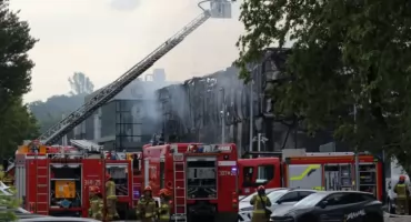 Czarny dym nad Warszawą. Ogień pochłonął samochody